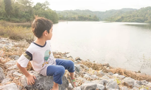 ダム自然旅行で家族と一緒に旅行する小さな男の子 — ストック写真