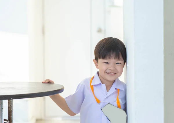 幼稚園で笑う少年の肖像画 — ストック写真