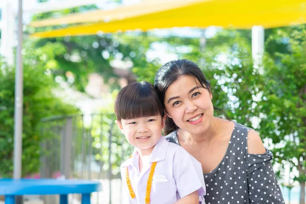 Mãe Levando Filho Para Escola Jardim Infância Pela Manhã — Fotografia de Stock