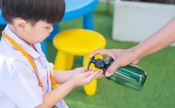 Kleiner Junge Putzt Hand Bevor Die Schule Kommt — Stockfoto