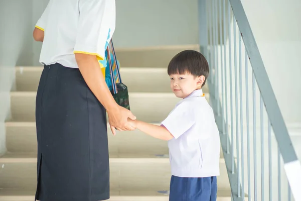 Madre Che Porta Figlio Alla Scuola Materna Mattino — Foto Stock