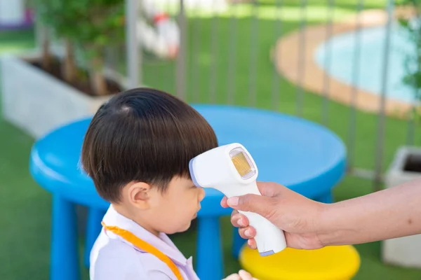 Professor Está Verificando Temperatura Antes Aluno Entrar Escola — Fotografia de Stock