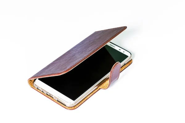 Smartfon Skórzanym Etui Białym Tle — Zdjęcie stockowe