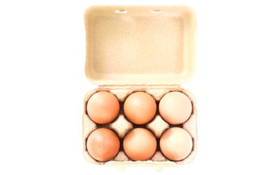 Hamuru yumurta kartonu beyaz arka plan üzerinde tavuk yumurta