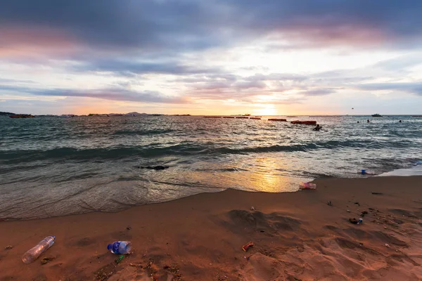Odpadky na pláži v záři slunce — Stock fotografie
