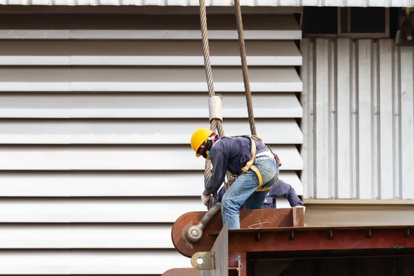 Workers working with heavy duty steel wire rope — Stock Photo, Image