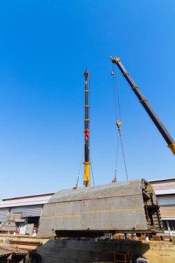 Kuru rıhtım içinde gemi inşa ateş