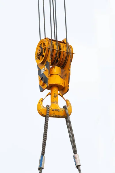 The pulley and hook of a tower cranes  against a blue sky — Stock Photo, Image