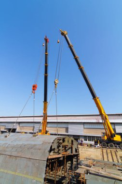 Kuru rıhtımda gemi inşaatı, geminin parçaları monte ediliyor.