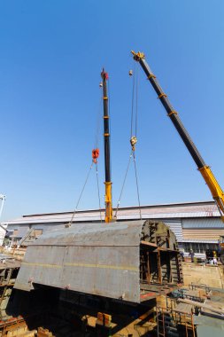 Kuru rıhtım içinde gemi inşa ateş