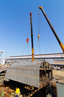 Kuru rıhtım içinde gemi inşa ateş