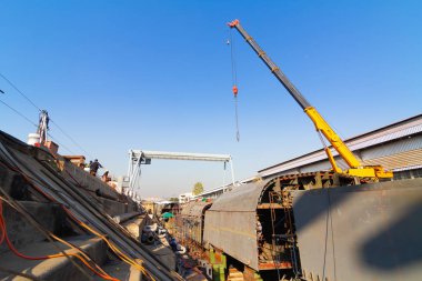 Kuru rıhtımda gemi inşaatı, geminin parçaları monte ediliyor.