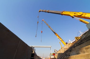 Kuru rıhtımda gemi inşaatı, geminin parçaları monte ediliyor.