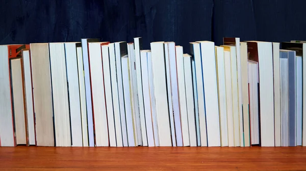 Libros Usados Apilados Uno Junto Otro Libros Sobre Escritorio Fondo —  Fotos de Stock