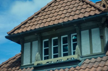 Çiçekler için balkonlu pencere