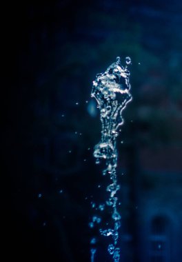 Gün batımında su akışı