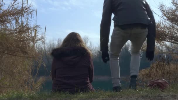 Couple Amis Parlant Assis Sur Herbe Devant Lac — Video