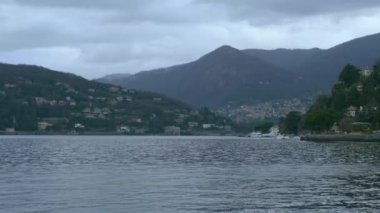 Como, Italia büyük bir göl ile çevrili dağlarda köy