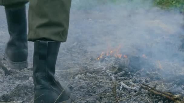 Військові Проходять Через Поле Вогню Повільному Русі — стокове відео