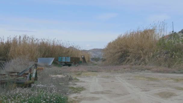 Paisaje Rural Con Campo Trigo Objetos Abandonados Agricultura — Vídeos de Stock