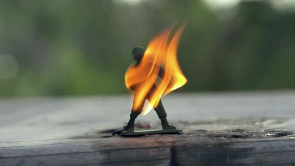 Игрушечный Солдат Огне Медленно Разваливается Замедленной Съемке — стоковое видео