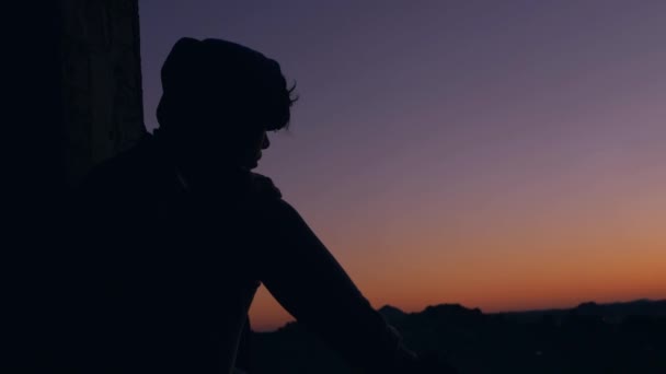 Menino Adolescente Encapuzado Sentado Janela Olha Para Pôr Sol — Vídeo de Stock