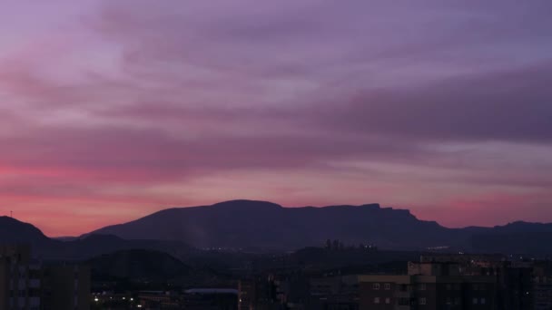 Ciudad Montañosa Atardecer Con Increíble Cielo Púrpura Ciudad Luces Parpadeando — Vídeos de Stock