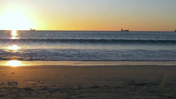 Móvel Com Auscultadores Areia Nascer Sol Praia Ondas Câmara Lenta — Vídeo de Stock