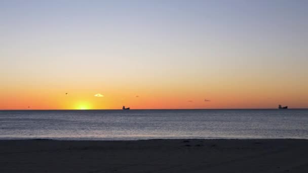 Strand Bei Sonnenaufgang Boote Segeln Über Den Horizont Schöner Oranger — Stockvideo