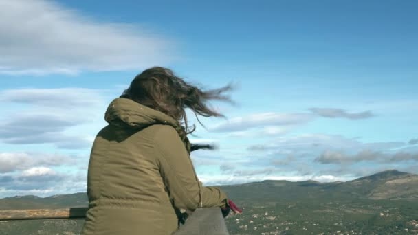 Mulher Jovem Olha Para Bela Paisagem Ponto Vista Movimento Lento — Vídeo de Stock