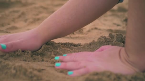 Meisje Met Geschilderde Nagels Passeert Subtiel Haar Hand Door Het — Stockvideo