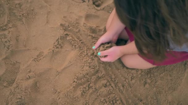 Jonge Vrouw Speelt Met Het Zand Het Strand Slow Motion — Stockvideo