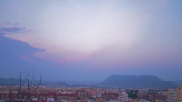 Cámara Gira Hasta Que Vemos Hermoso Paisaje Una Ciudad Montañosa — Vídeos de Stock