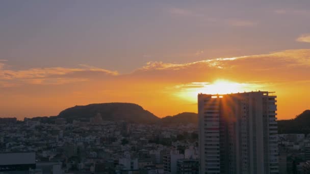 Krajobraz Wschód Słońca Górzystego Miasta Alicante Hiszpania Budynek Obejmuje Promienie — Wideo stockowe