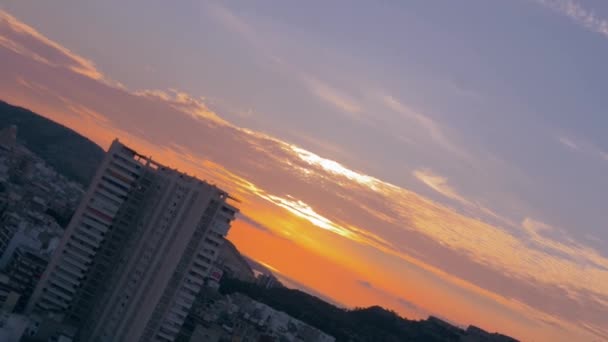 Paisaje Amanecer Una Ciudad Montañosa Hermoso Cielo Naranja Con Nubes — Vídeos de Stock