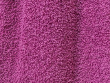 Pamuk dokusu, mikro lif, kırışıklıkları ile mor banyo havlusu. Arka planlar ve dokular