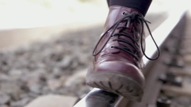 Tren Rayları Boyunca Yürürken Dengesini Koruyarak Mor Çizmeve Siyah Leggins — Stok video