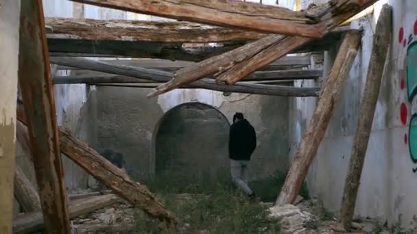 Jovem Adolescente Caminha Pelo Lugar Abandonado Com Vigas Colapsadas Exploração — Vídeo de Stock