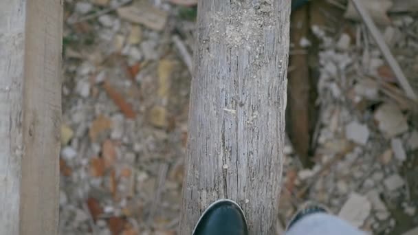 Ein Junger Mann Teenager Geht Auf Einem Schäbigen Holzbalken Mehrere — Stockvideo