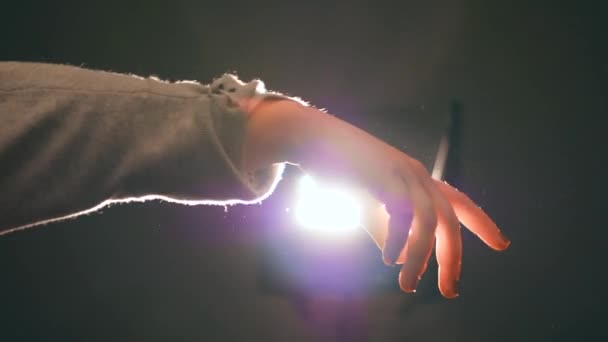 年轻女子 青少年 玩的光移动她的手微妙 创造美丽的反射光 光泄漏 在背景中 美丽的粒子移动 — 图库视频影像