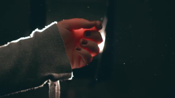 Junge Frau Teenager Spielt Mit Dem Licht Das Ihre Hand — Stockvideo