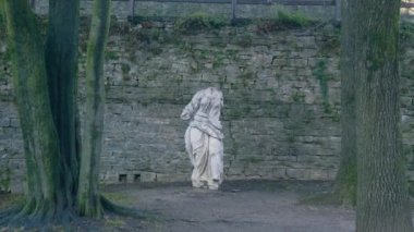 Parkın ortasında yaşlı başsız kadın heykeli. Bergamo, Milano, canlı seyahat, seyahat, yaşam tarzı