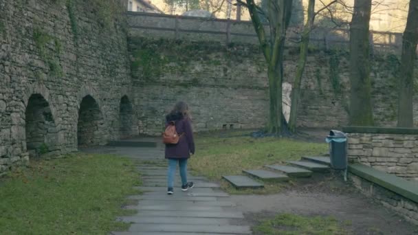 Mujer Joven Camina Través Del Viejo Parque Medieval Bérgamo Milán — Vídeos de Stock