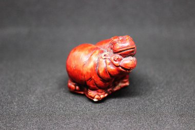 netsuke iki genç Hippo