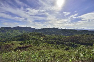 Yağmur mevsiminde Manzara Görünümü ile Tayland Batı Orman   