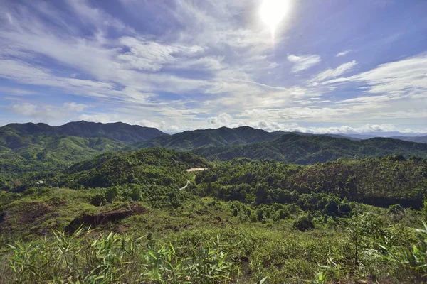 Yağmur mevsiminde Manzara Görünümü ile Tayland Batı Orman   