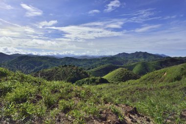 Yağmur mevsiminde Manzara Görünümü ile Tayland Batı Orman   