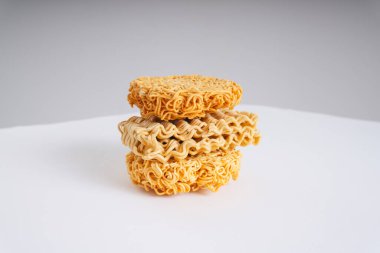 Birbiri ardına üç hazır şehriye. Hamburger gibi istifle.