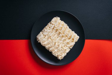 Kırmızı ve siyah arkaplanda kare şeklinde hazır şehriyeler.