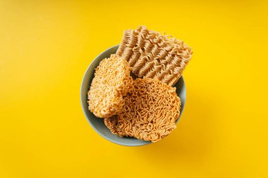 Renkli arka planda bir grup hazır şehriye..